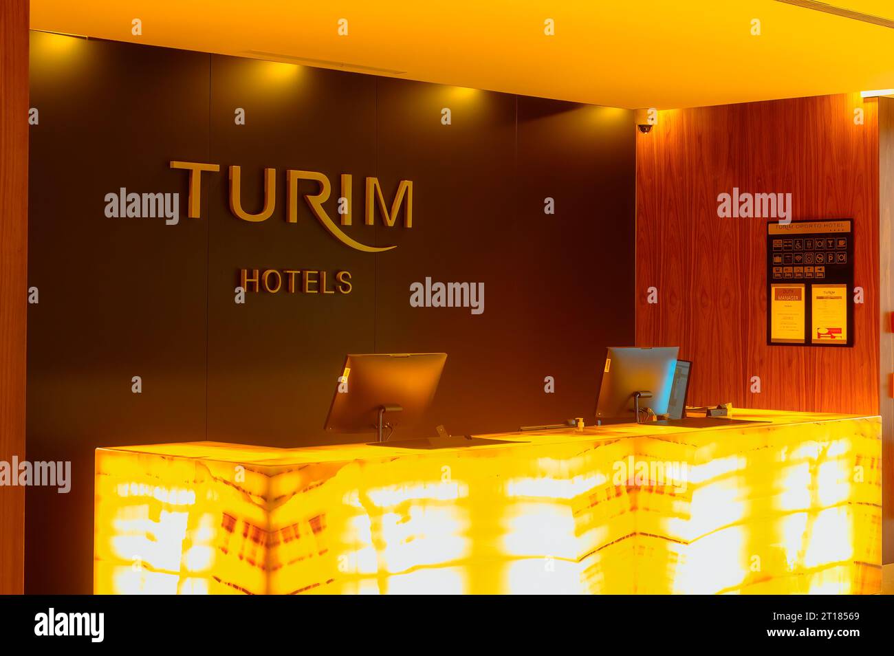 Beleuchtete Theke an der Rezeption oder in der Lobby eines Turim Hotels. In der Indoor-Szene werden keine Menschen gesehen. Stockfoto