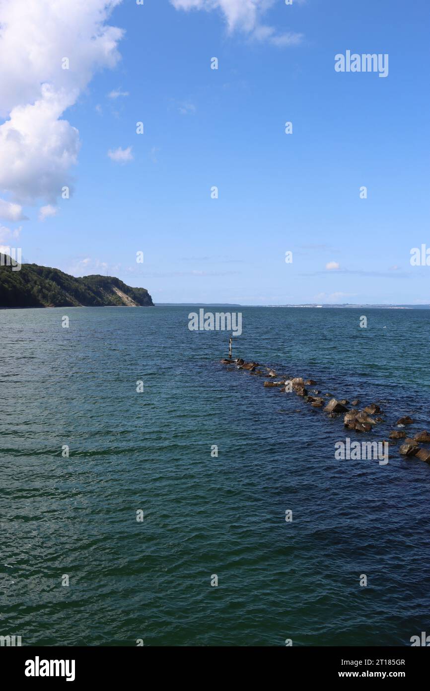 Blick vom Pier von Sellin auf die Küste der Inseln Rügen in der Ostsee Stockfoto