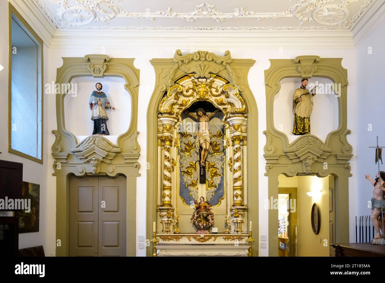 Skulpturendekoration eines Gekreuzigten Jesus Christus. Die katholische Ikone oder das Symbol befindet sich im Inneren der religiösen mittelalterlichen Kirche in der Stadt Stockfoto