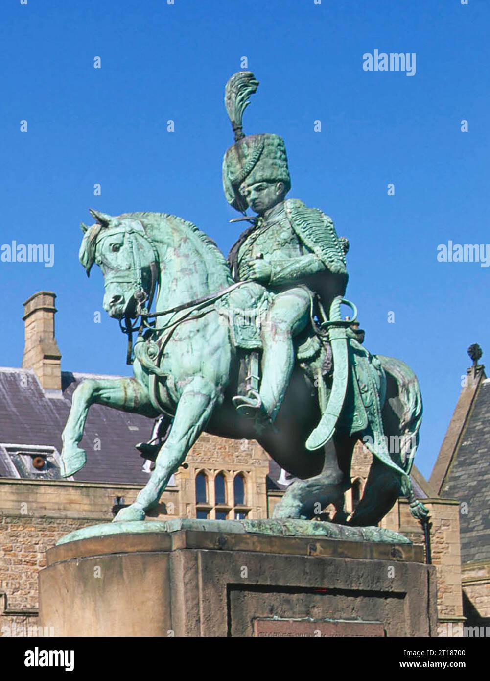 Nahaufnahme des historischen Archivbildes von 1997 der zweifach lebensgroßen Reiterstatue von Charles William Vane Stewart, dem dritten Marquis von Londonderry, in ihrer ursprünglichen Position auf dem Marktplatz in Durham, wo sie durch die galvanische Kupferbeschichtung grün wurde. 1951 repariert und 2009–2010 renoviert, danach wurde es 16 Meter südlich seiner ursprünglichen Position verlegt und ist heute (2022) schwarz gefärbt. Stockfoto