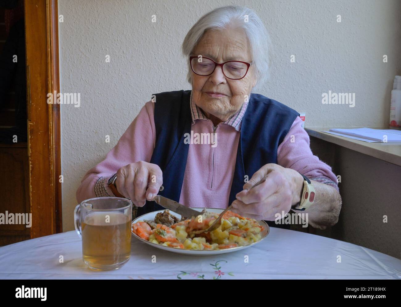 Alte Frau Mittagessen - Modell veröffentlicht Stockfoto