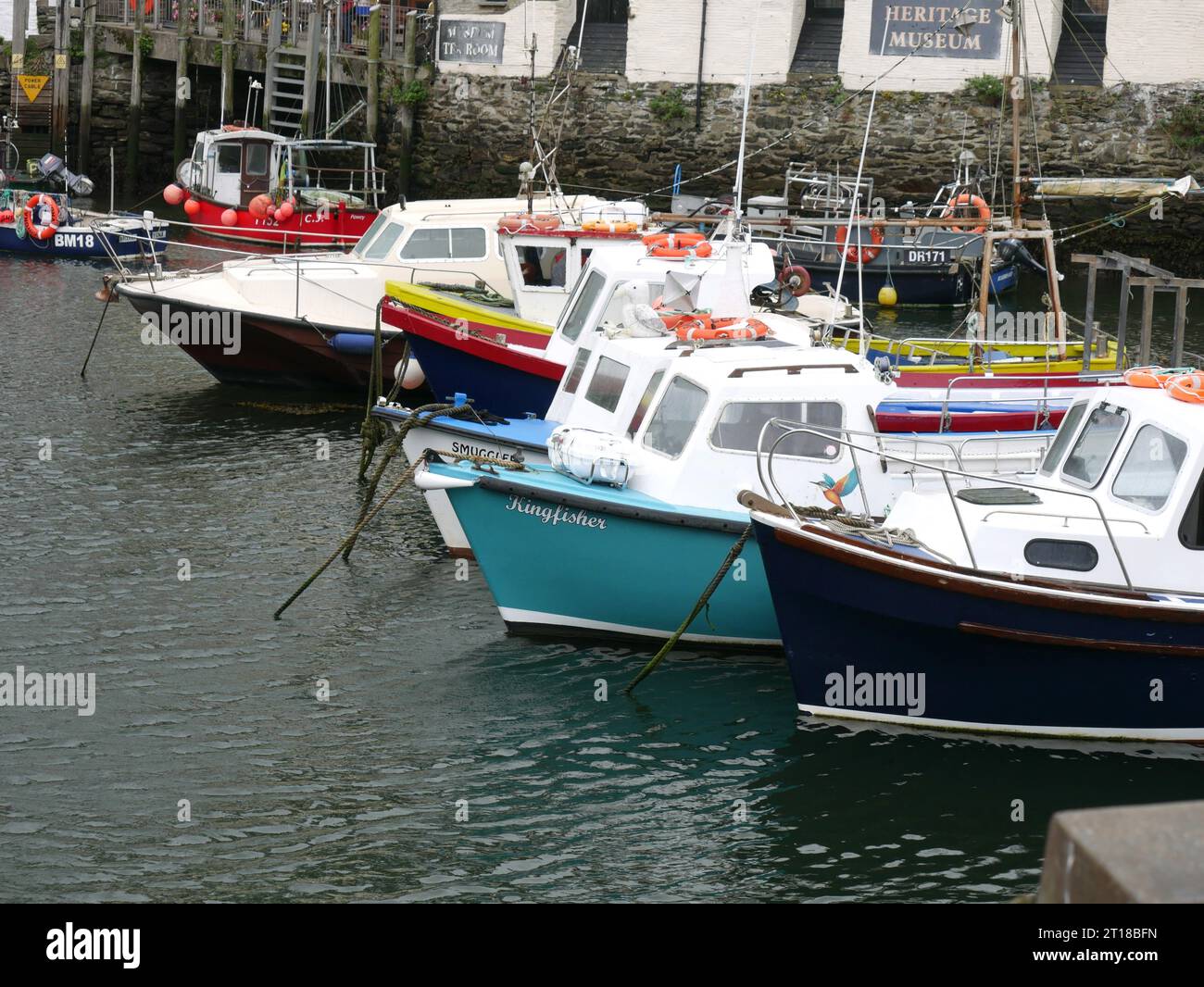 Kleine Fischerboote im Hafen von Polperro Stockfoto