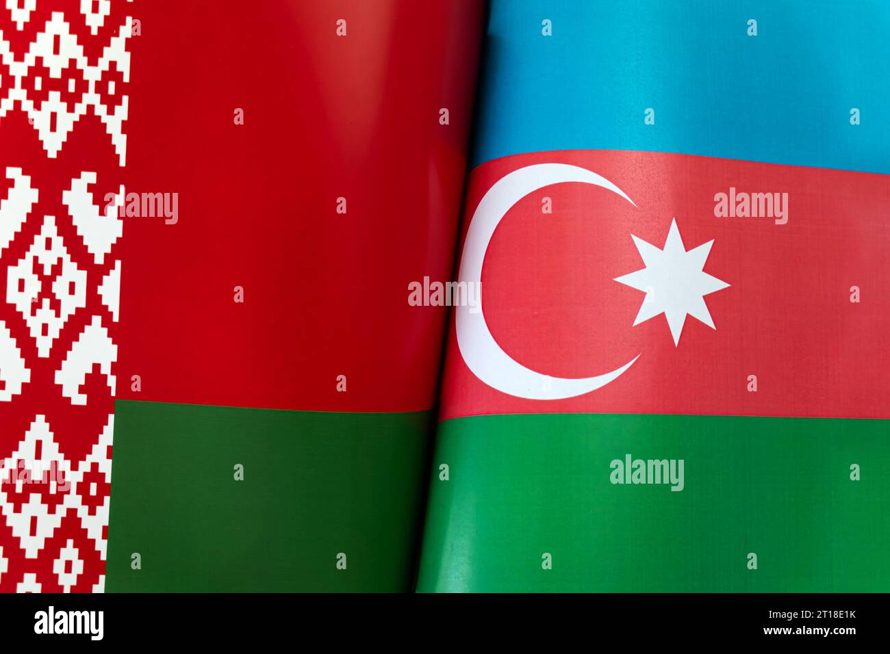 Hintergrund der Flaggen von Belarus, aserbaidschan. Das Konzept der Interaktion oder Gegenmaßnahmen zwischen den beiden Ländern. Internationale Beziehungen. politi Stockfoto