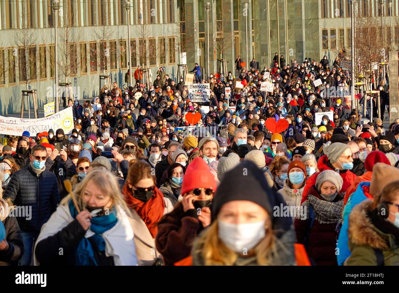 Demonstration gegen Impfpflicht in Deutschland. 12.02.2022. Kapelle-Ufer, Mitte, Berlin, Deutschland. Rund 3000 Personen zogen unter dem Motto „Friedl Stockfoto