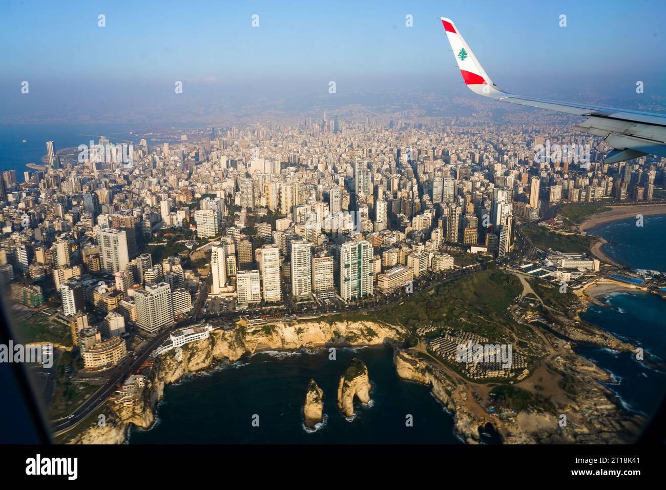 Beirut, Libanon: Luftaufnahme aus dem Flugzeugfenster während des Landungsanflugs der MEA Middle East Airlines in die Stadt Beirut Stockfoto
