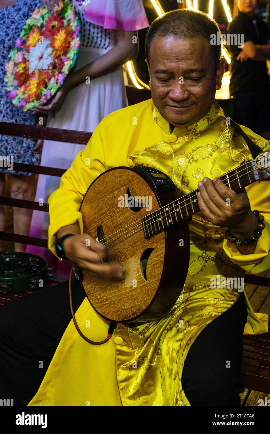 Ho-Chi-Minh-Stadt, Vietnam. Dan Nguyet, Mondgitarre, gespielt von vietnamesischem Musiker. Stockfoto