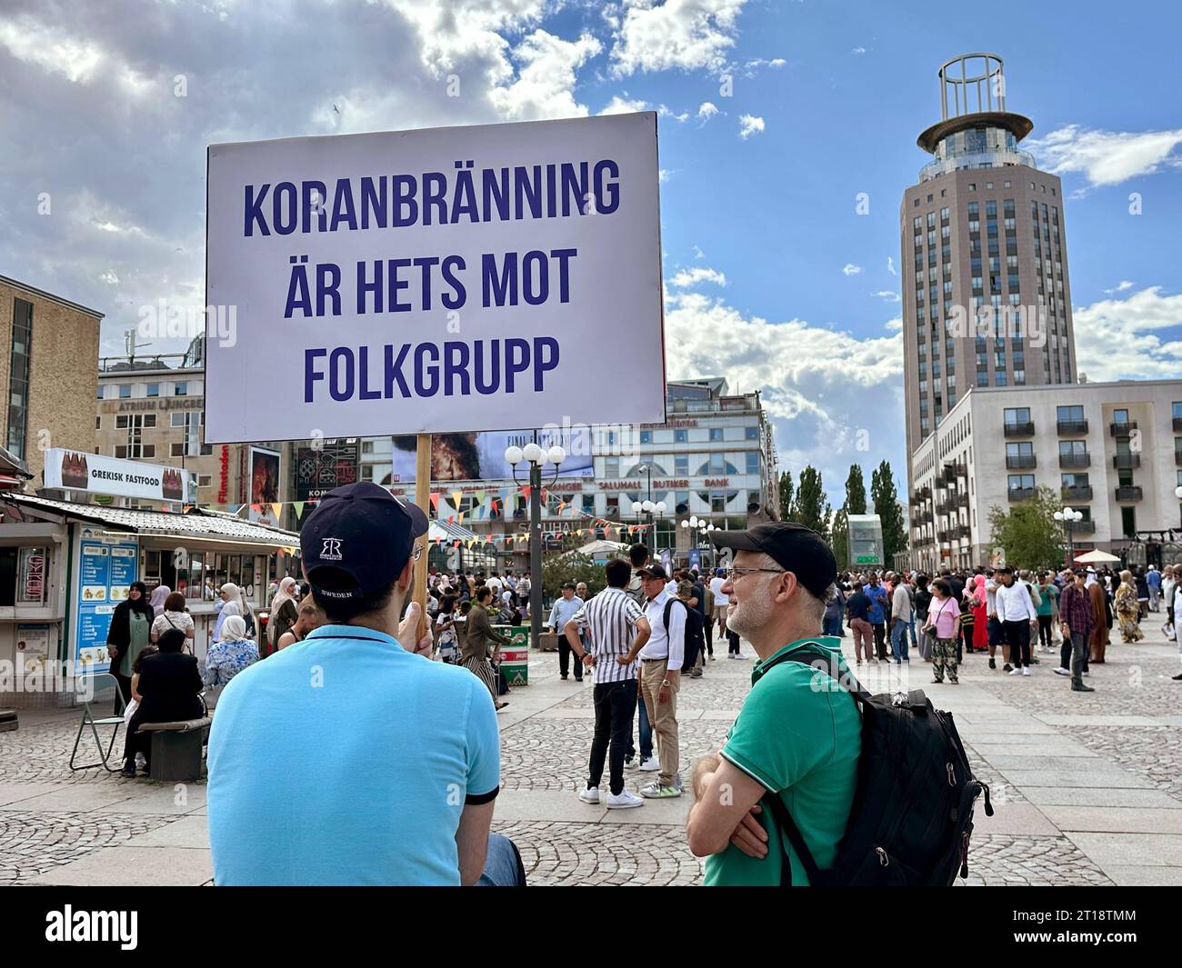 EINGEREICHT - 9. Juli 2023, Schweden, Stockholm: Ein Mann hält auf dem Medborgarplatsen-Platz in der Nähe der Stockholmer Moschee ein Schild mit der Aufschrift „Koranbränning är hets mot folkgrupp“. Aufgrund einer Aufzeichnung einer online verteilten Koranverbrennung wurde ein Mann in Schweden der Aufstachelung des Volkes für schuldig befunden und zu einer Bewährungsstrafe verurteilt. Der Film könne nicht anders interpretiert werden, als dass der Angeklagte Drohungen und Verachtung gegen Muslime zum Ausdruck bringen wollte, teilte das Amtsgericht der Stadt Linköping am Donnerstag mit. Foto: Steff Stockfoto