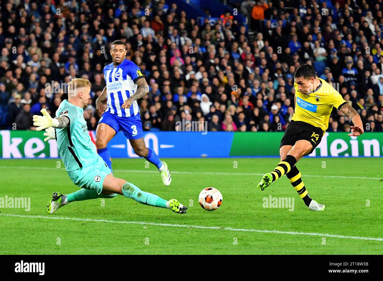 Ezequiel Ponce von AEK Athen erzielt sein Team mit 2-3 Brighton & Hove Albion gegen AEK Athen, UEFA Europa League, Amex Stadium, Brighton, UK - 21. September 2023 Stockfoto