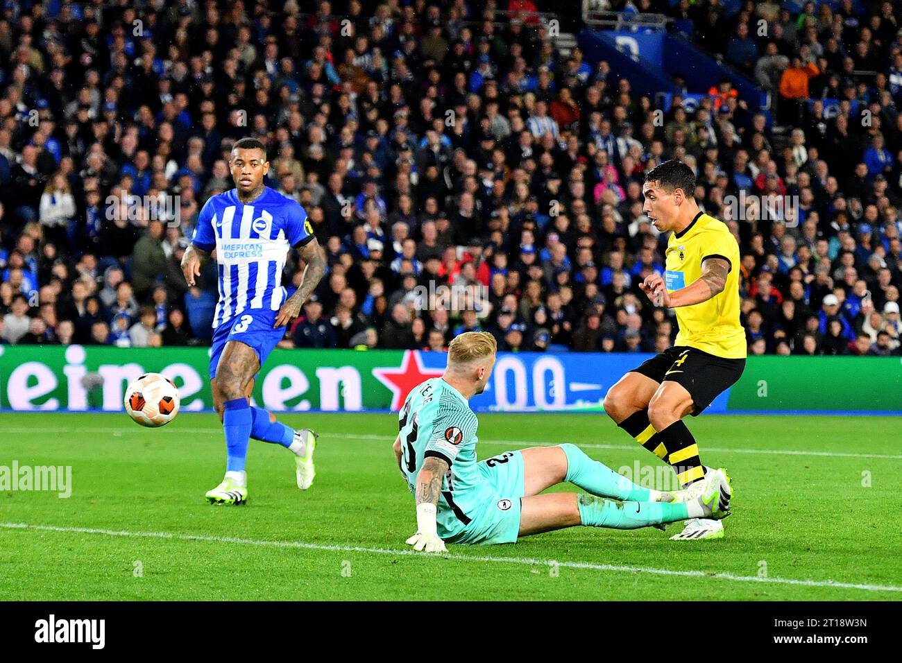 Ezequiel Ponce von AEK Athen erzielt sein Team mit dem dritten Tor 2-3: Brighton & Hove Albion gegen AEK Athen, UEFA Europa League, Amex Stadium, Brighton, Großbritannien - 21. September 2023 Stockfoto