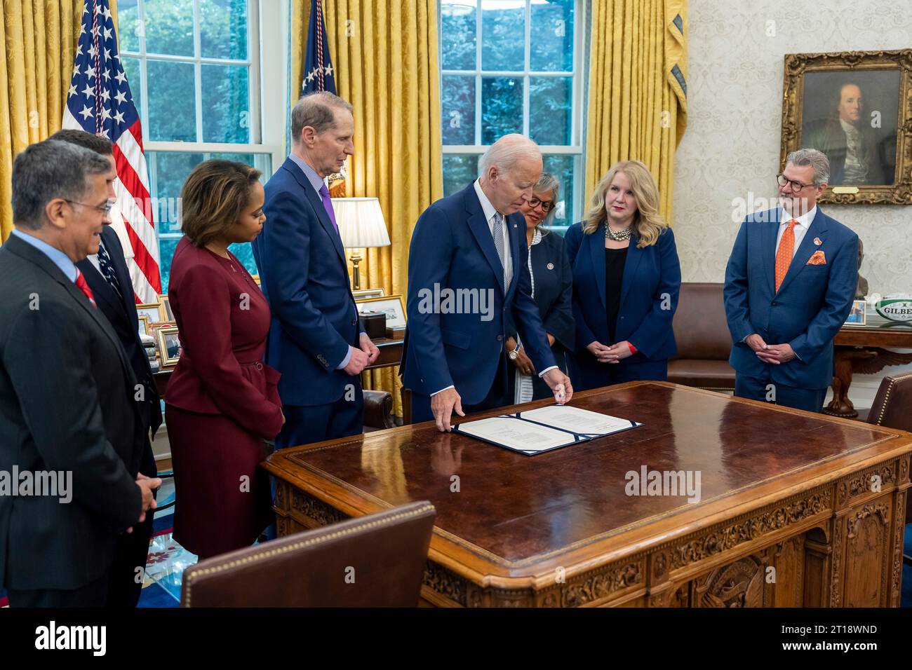 Washington, Vereinigte Staaten von Amerika. 22. September 2023. US-Präsident Joe Biden, Center, bereitet sich darauf vor, während einer Zeremonie im Oval Office am 22. September 2023 in Washington, D.C. H.R. 2544, „The Securing the U.S. Organ Procurement and Transplantation Network Act“, zu unterzeichnen. Credit: Adam Schultz/White House Photo/Alamy Live News Stockfoto