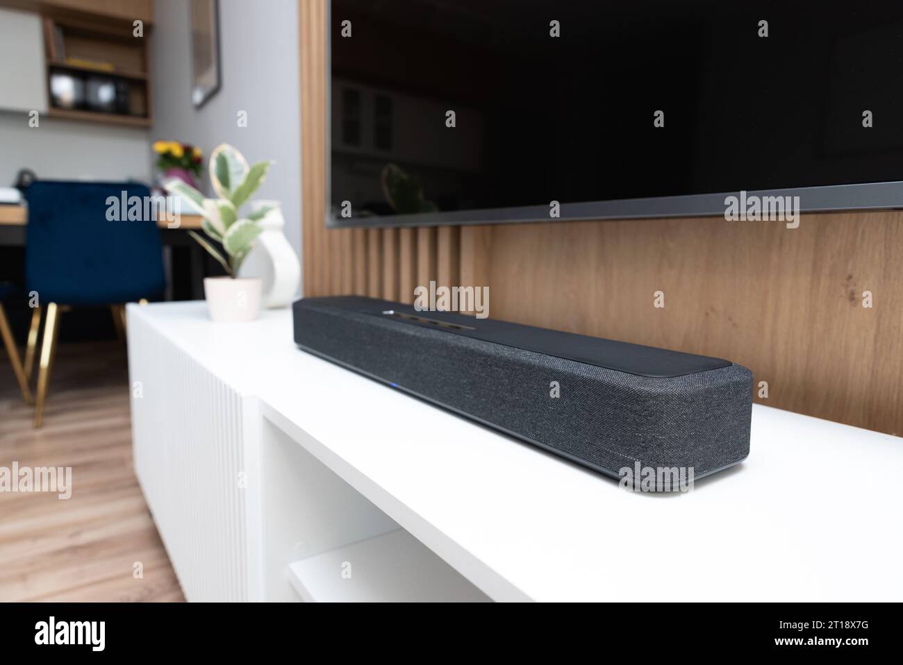 SoundBar in einem modernen Zuhause. Musik hören und Filme ansehen Stockfoto