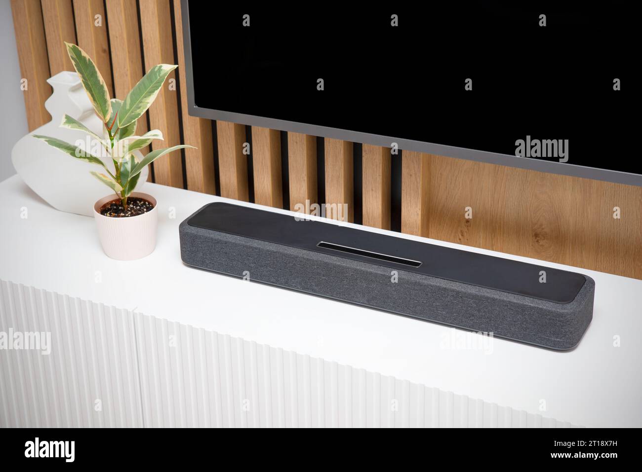 SoundBar in einem modernen Zuhause. Musik hören und Filme ansehen Stockfoto