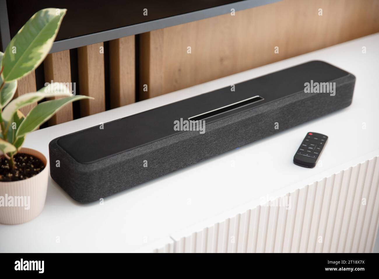 SoundBar in einem modernen Zuhause. Musik hören und Filme ansehen Stockfoto