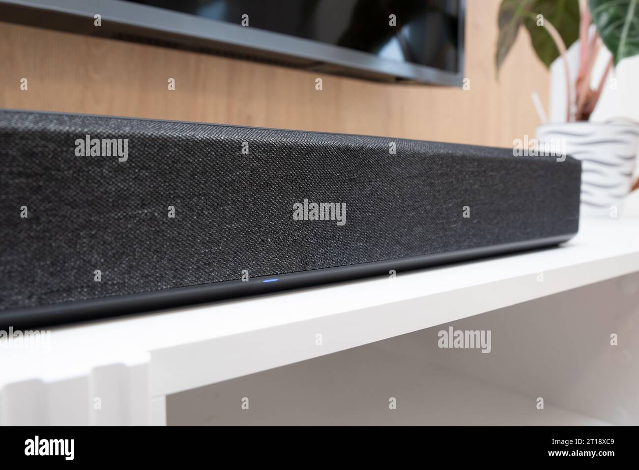 SoundBar in einem modernen Zuhause. Musik hören und Filme ansehen Stockfoto