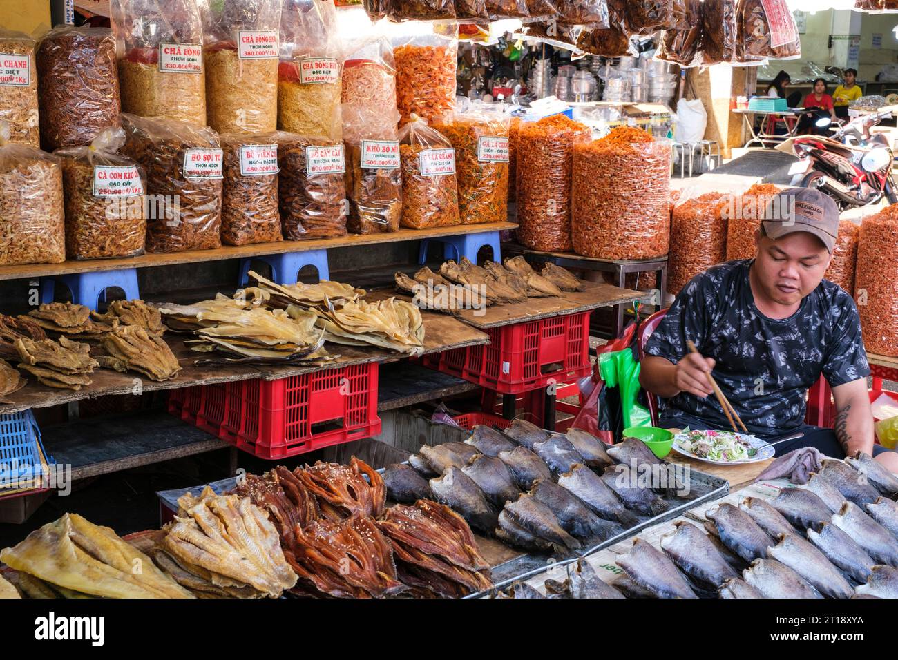 Anbieter von Fisch und getrockneten Meeresfrüchten zum Mittagessen, Binh Tay Market, Ho Chi Minh City, Vietnam. Stockfoto