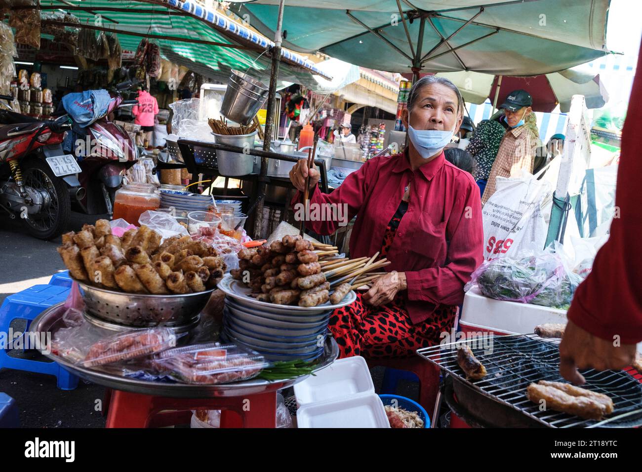 Binh Tay Marktszene, Vendor Brasting Meat over Charcoal, Ho Chi Minh City, Vietnam. Stockfoto