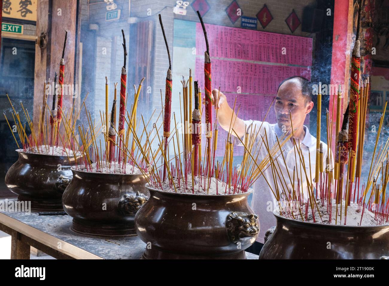 Anbeter opferten Weihrauch vor der Statue von Lady Thien Hau, Göttin des Meeres, Thien Hau Pagoda, Ho Chi Minh Stadt, Vietnam. Stockfoto