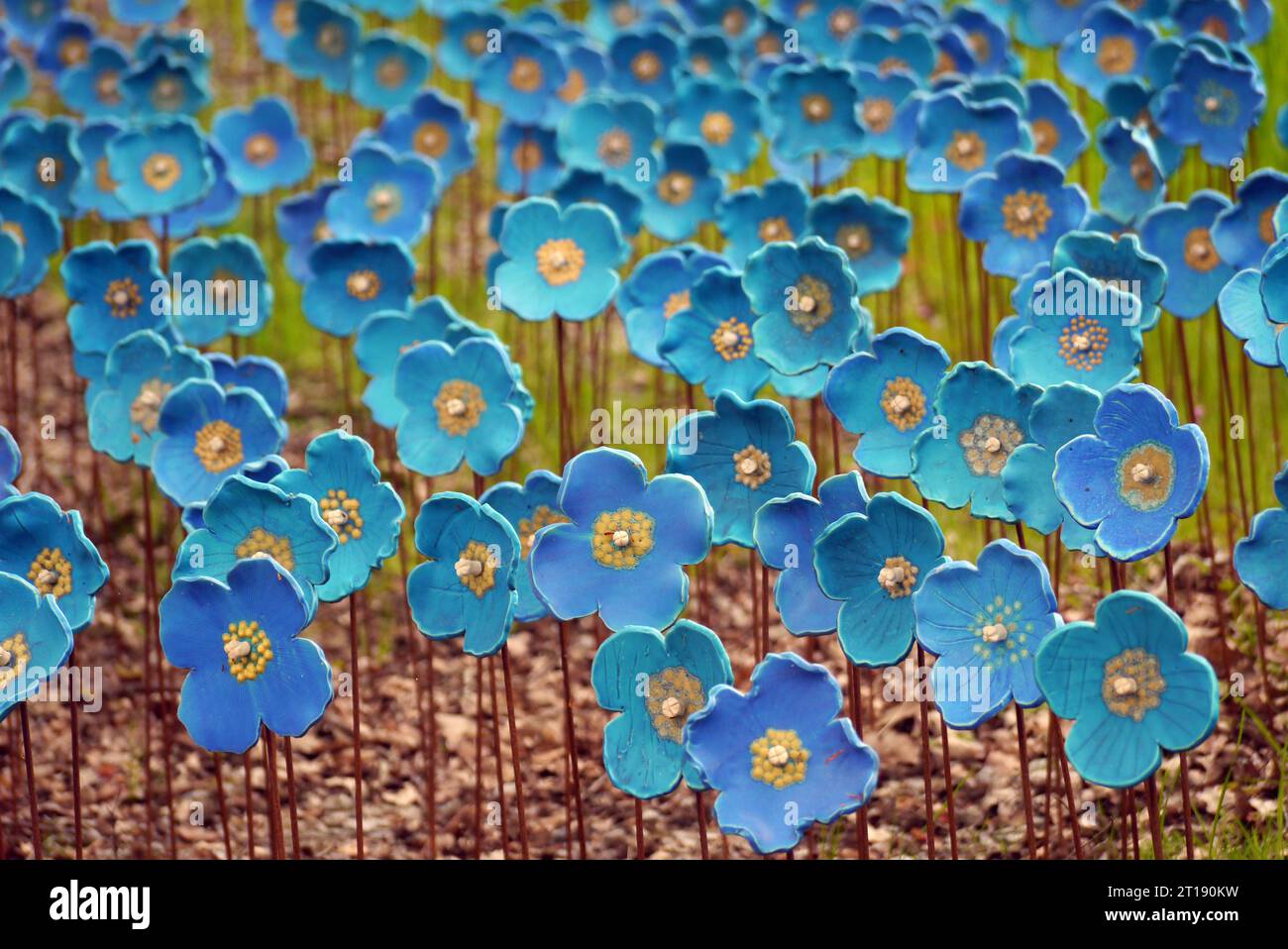 Handgemalte Keramikskulpturen von Himalaya Blue Mohn von der Künstlerin Anna Whitehouse im Himalaya Garden & Sculpture Park. England, Großbritannien. Stockfoto