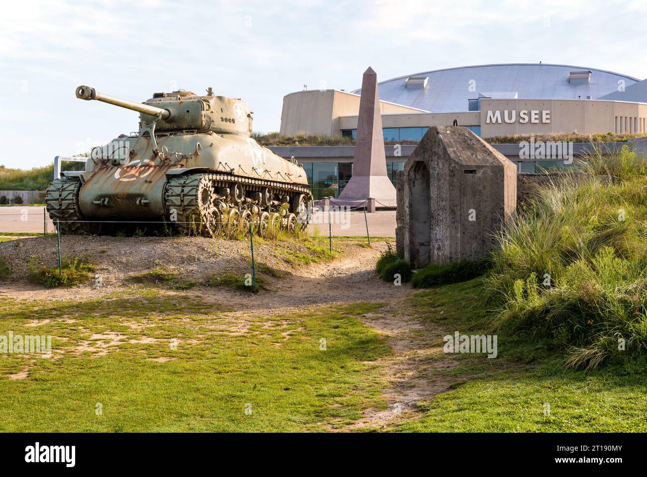 M4 Sherman Panzer und Denkmal der 4. Infanteriedivision der US Army vor dem Utah Beach Landing Museum in der Normandie, gewidmet dem D Day. Stockfoto