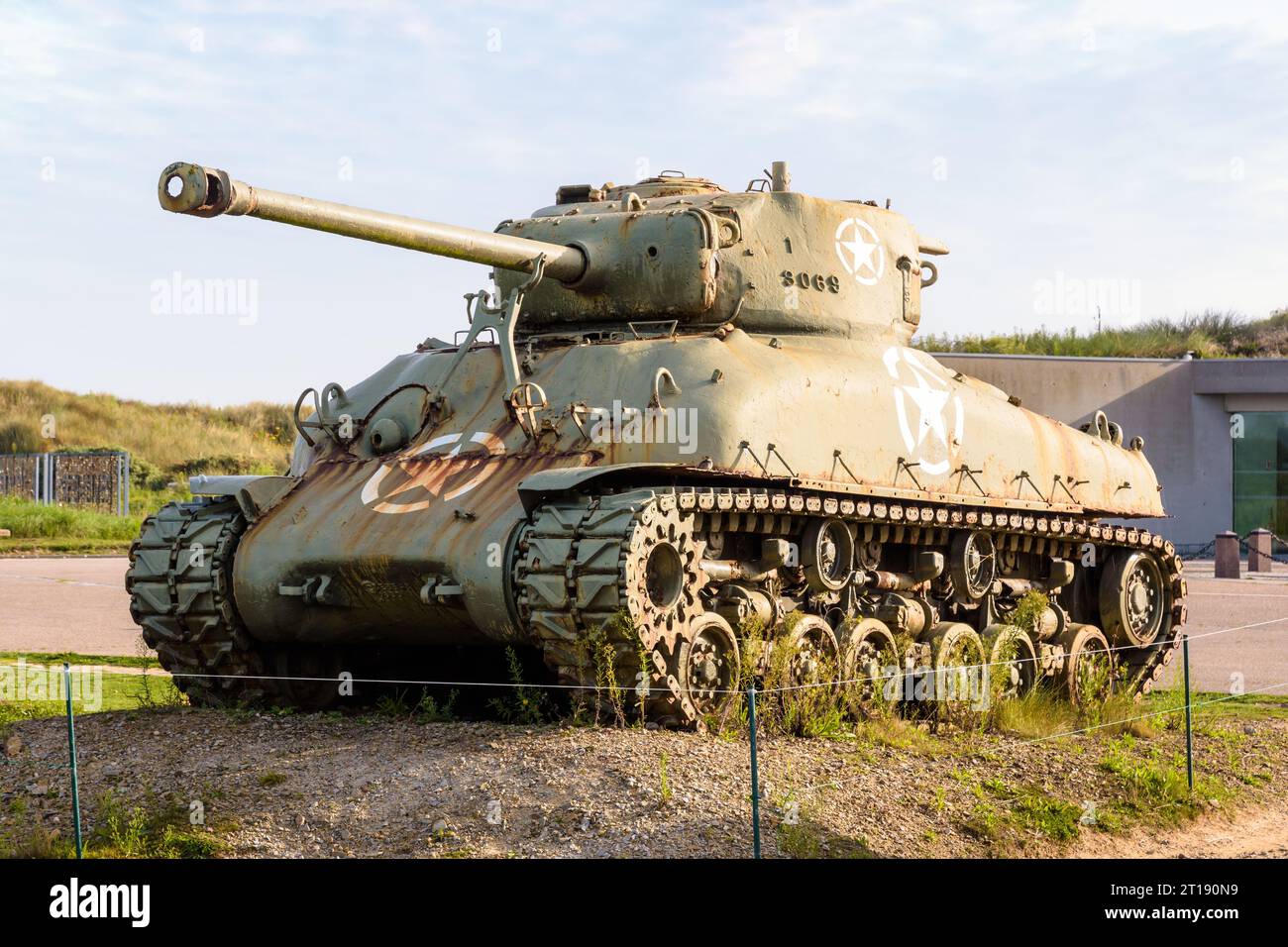 Der M4 Sherman Panzer der US Army wurde vor dem Utah Beach Landing Museum in der Normandie ausgestellt und widmete sich den Landungen des D Day und der Normandie. Stockfoto