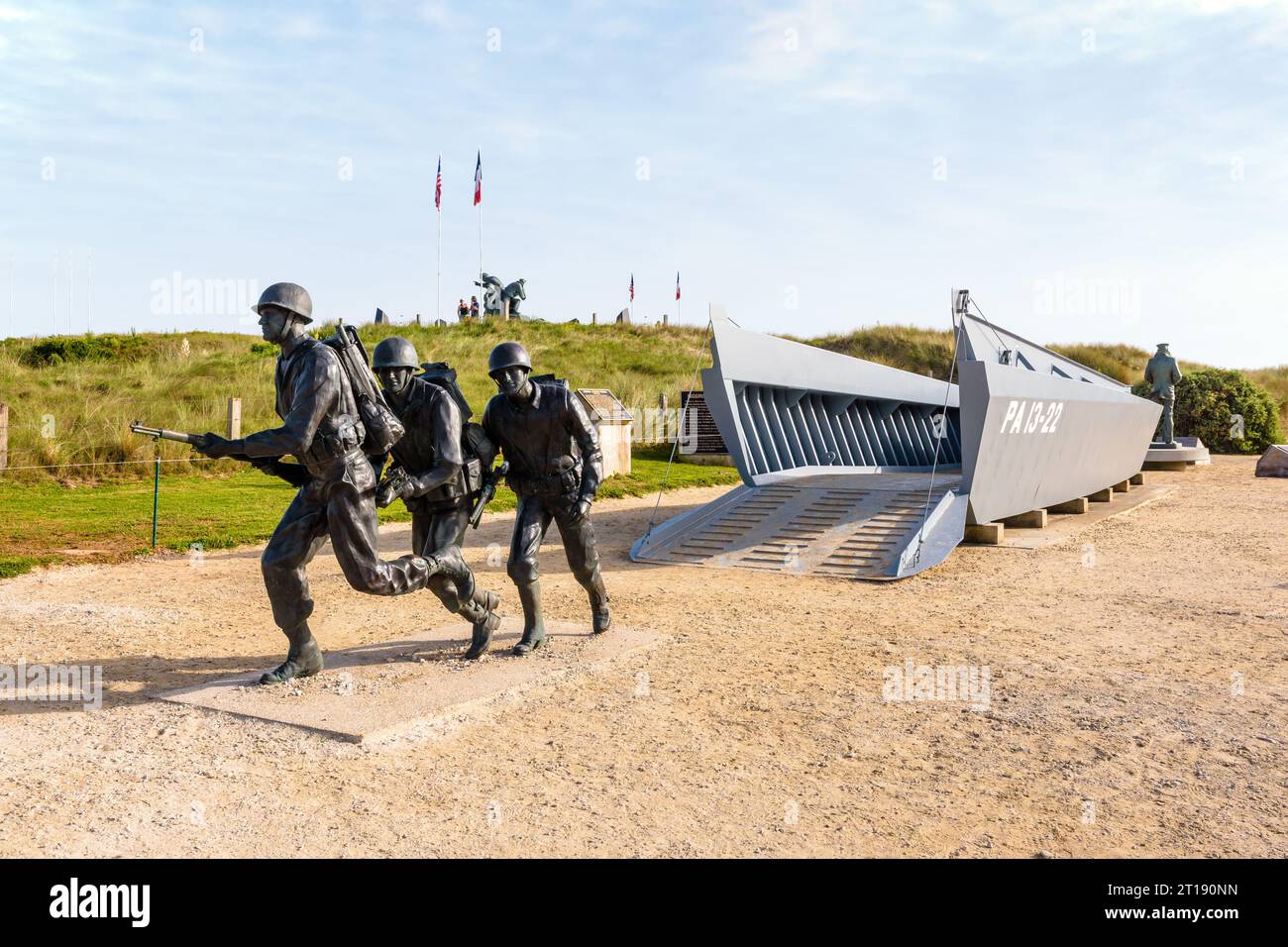 Das Higgins Boat Monument, das am Utah Beach in der Normandie errichtet wurde, zeigt drei Soldaten, die von einem Landungsboot von Andrew Jackson Higgins landen. Stockfoto