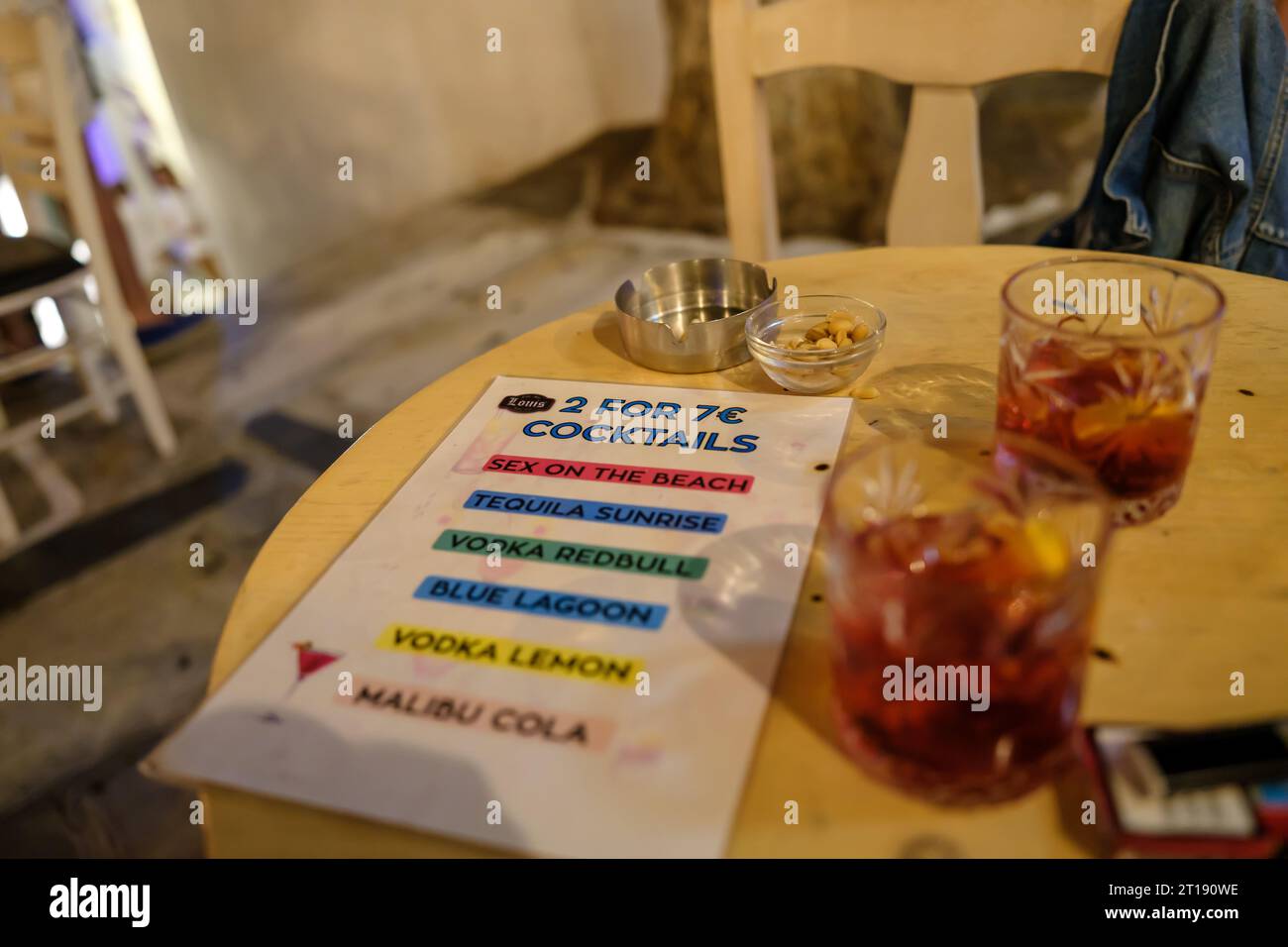 IOS, Griechenland - 8. September 2023 : eine Cocktailkarte in einer Bar im Freien in iOS, Griechenland Stockfoto