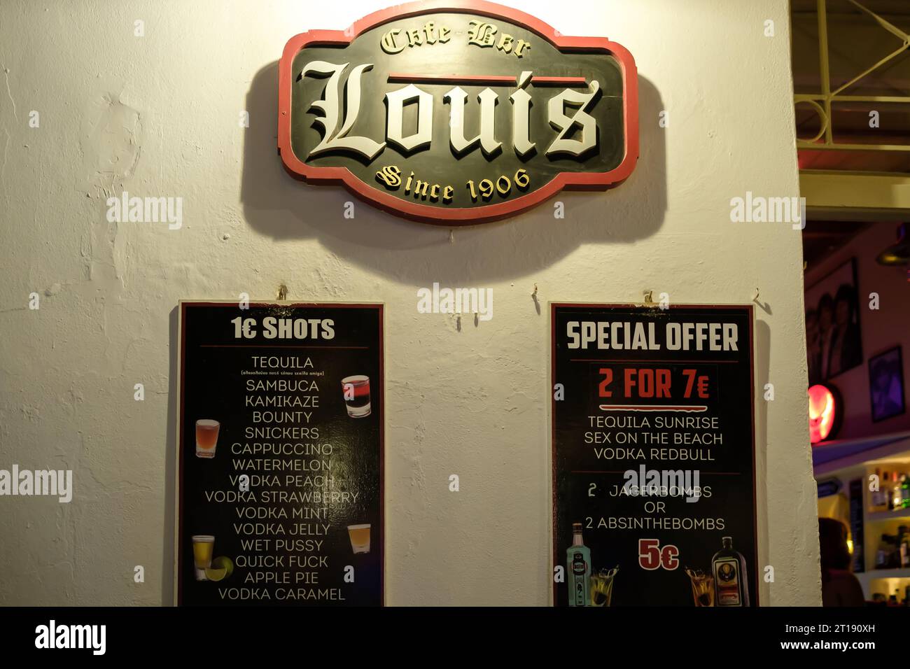 IOS, Griechenland - 8. September 2023 : Cocktails und Shots in einer Café-Bar im Freien in iOS, Griechenland Stockfoto