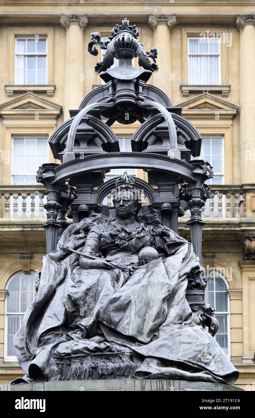 Newcastle upon Tyne, Großbritannien. Bronzestatue (Alfred Gilbert: 1903) der Königin Victoria auf dem St. Nicholas' Square Stockfoto Newcastle upon Tyne, Großbritannien. Bronzestatue (Alfred Gilbert: 1903) der Königin Victoria auf dem St. Nicholas' Square Stockfoto