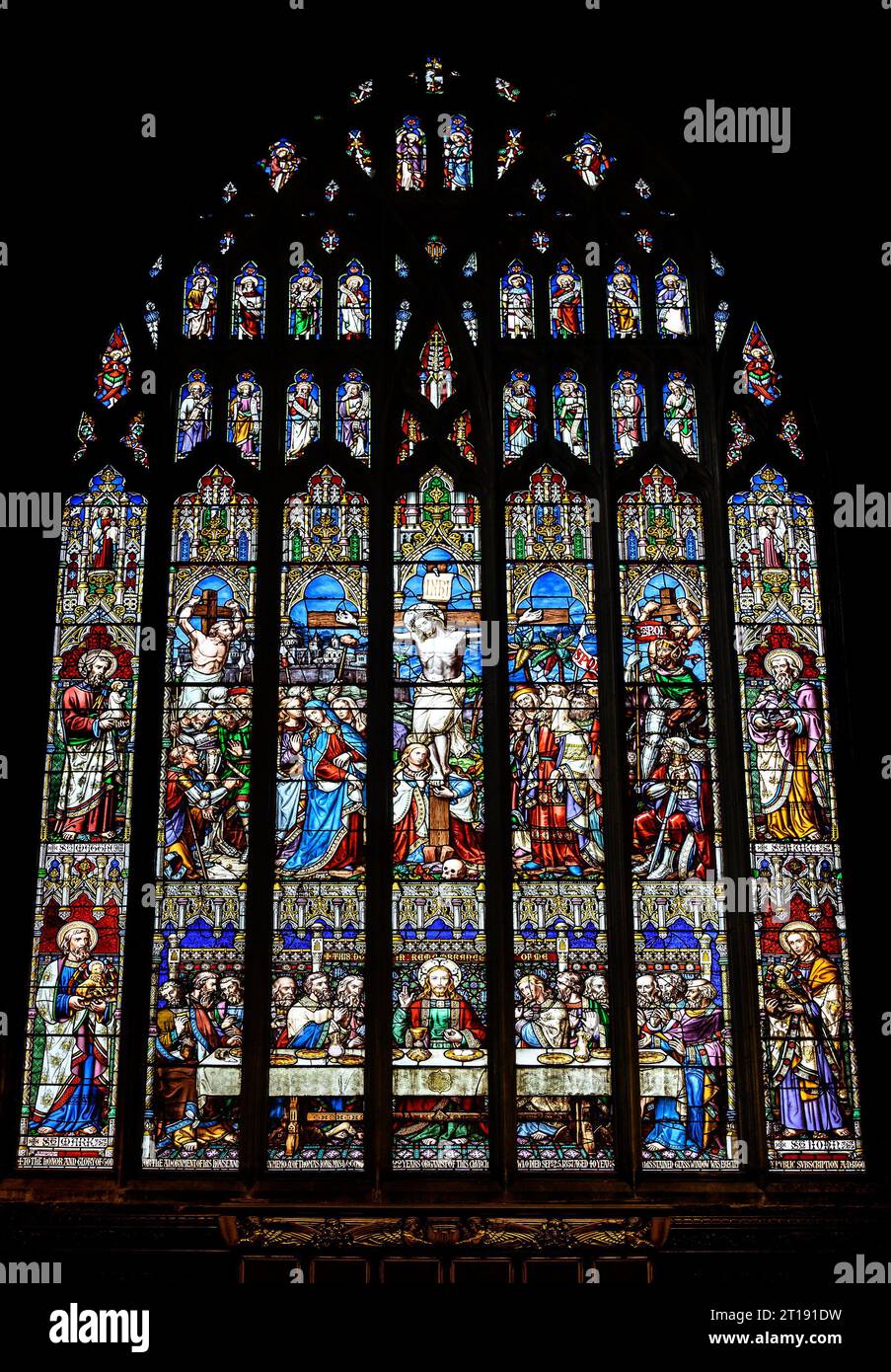 St. Nicholas Cathedral Church, Newcastle upon Tyne, Tyne and Wear, England, Großbritannien. Buntglasfenster (William Wailes: 1860) The Crucifixion und Last Su Stockfoto