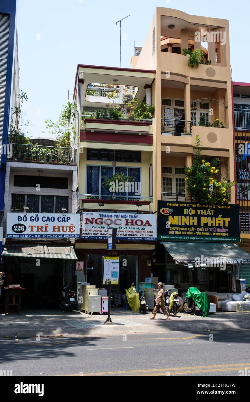 Ho Chi Minh, Vietnam. Straßenszene. Die Immobilienbesteuerung basiert auf der Ladenfront und produziert viele schmale Gebäude. Stockfoto