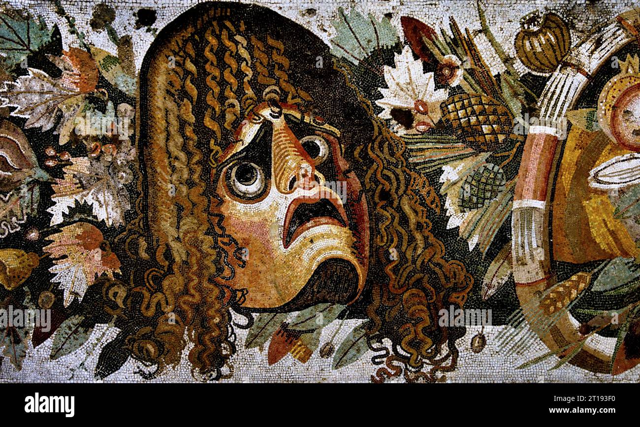 Altes römisches Mosaik einer tragischen dramatischen Maske, Haus des Faun, 1. Jahrhundert v. Chr. Mosaik aus Pompeji Römerstadt befindet sich in der Nähe von Neapel in der Region Kampanien in Italien. Pompeji wurde bei der Eruption des Vesuvs 79 n. Chr. unter 4-6 m vulkanischer Asche und Bimsstein begraben. Italien, Museum, Neapel, Stockfoto