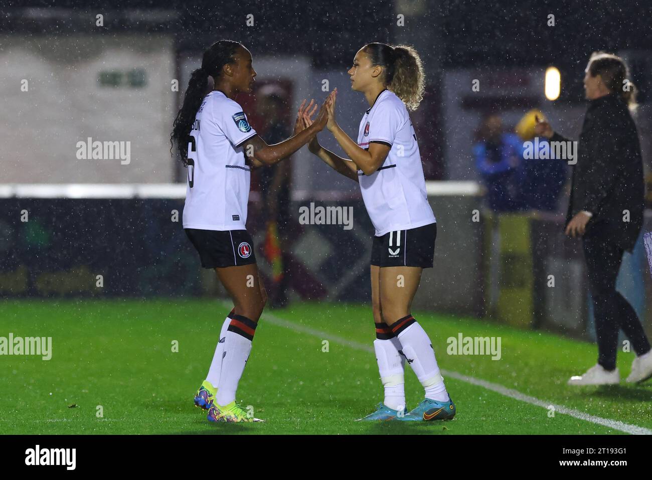 Dagenham, Großbritannien. Oktober 2023. Tegan McGowan (11 Charlton Athletic) wird auf dem Spielfeld für Melissa Johnson (6 Charlton Athletic) beim FA Womens Continental League Cup Spiel zwischen West Ham United und Charlton Athletic im Chigwell Construction Stadium in Dagenham, England, ersetzt. (James Whitehead/SPP) Credit: SPP Sport Press Photo. /Alamy Live News Stockfoto