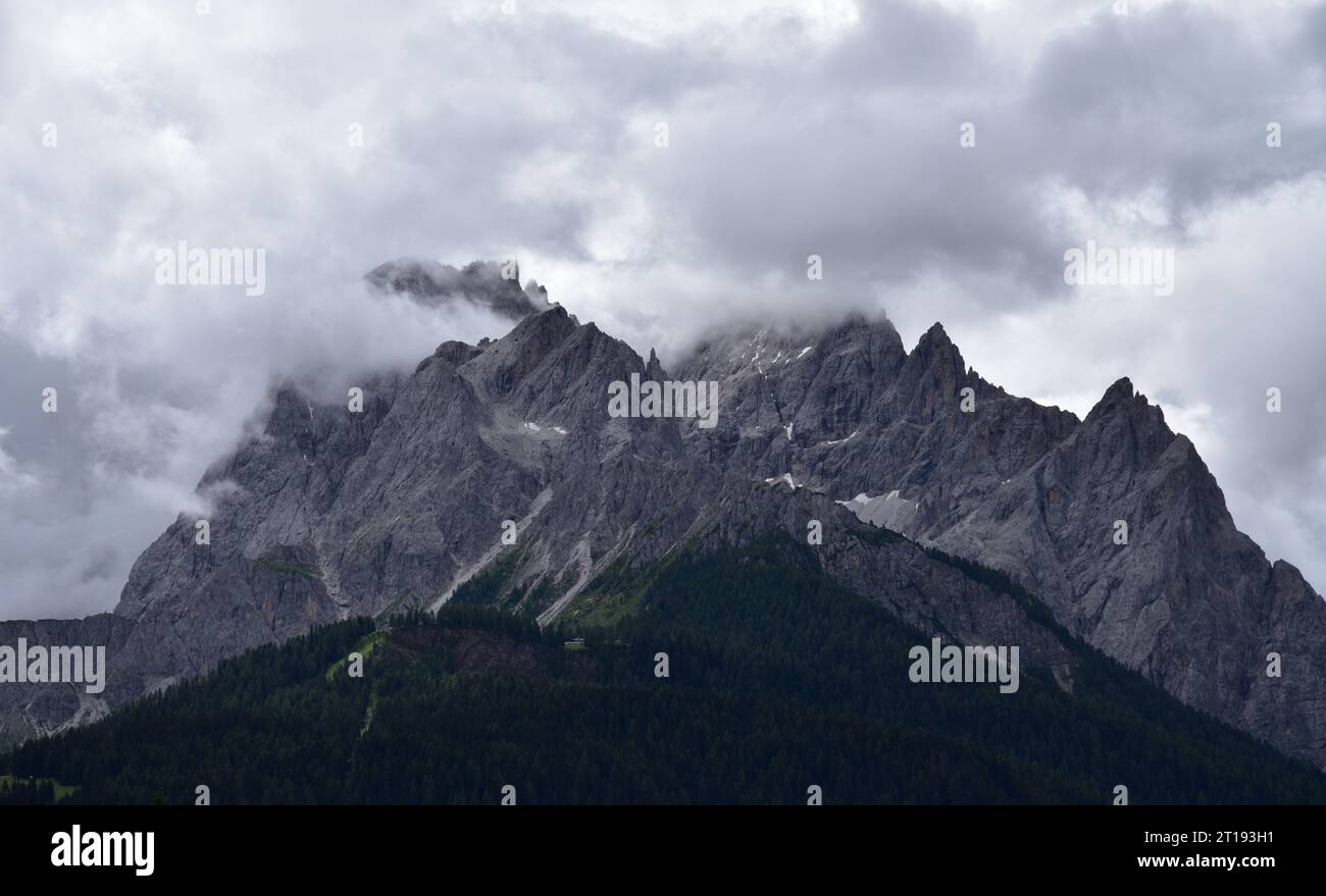 Bewölkter Tag auf den Felsen von Croda Rossa im Sexten Pustertal am Anfang des Fiscalina-Tals Stockfoto