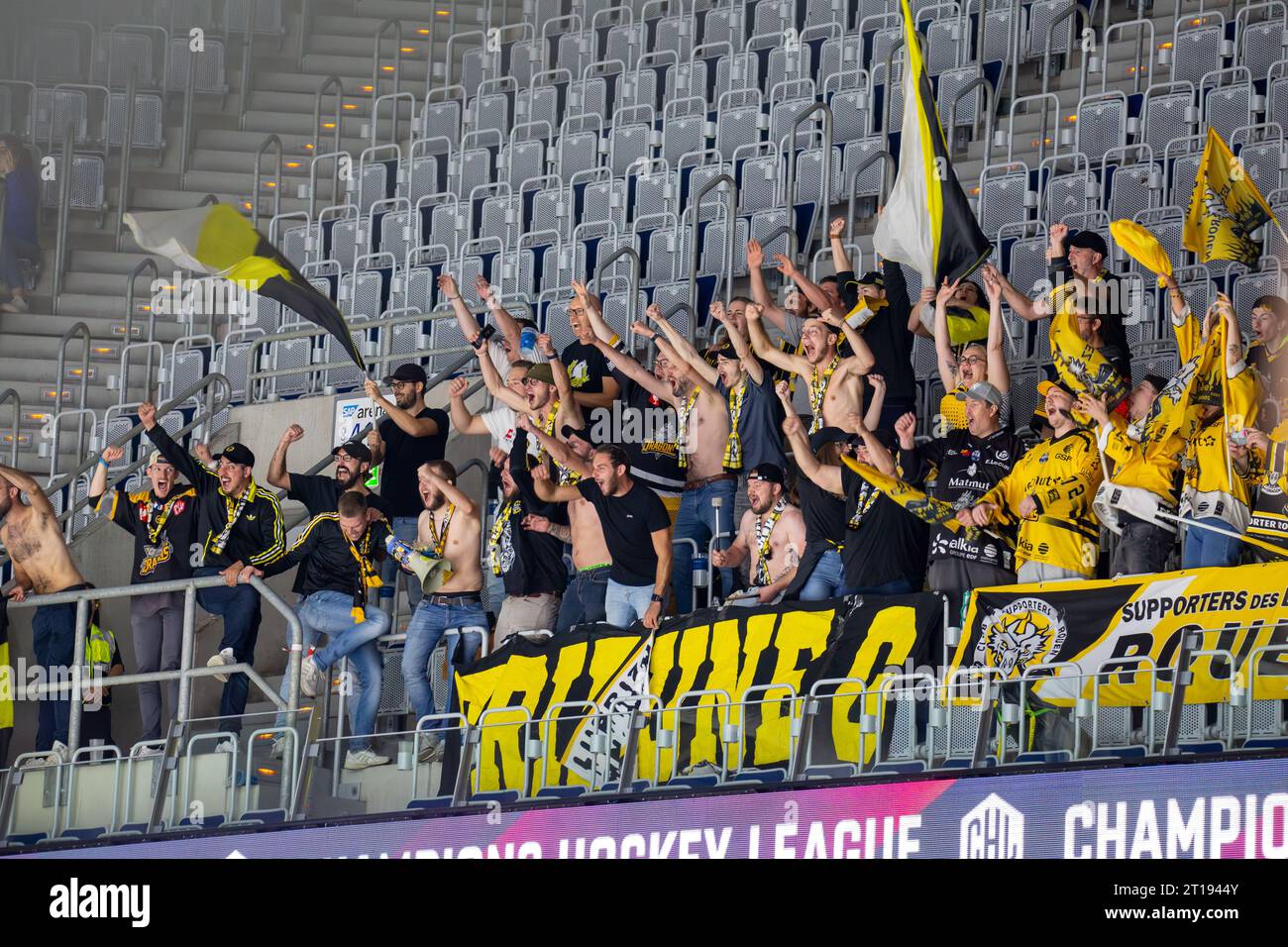 Eishockeyfans der Rouen Dragons (Frankreich) feiern in der SAP-Arena ein Tor Ihrer Mannschaft Stockfoto
