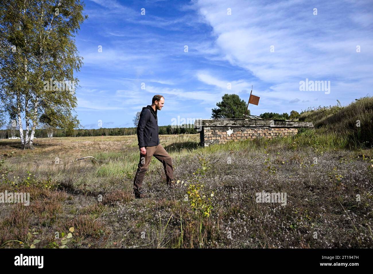 Lychen, Deutschland. Oktober 2023. Der Biologe Jörg Müller ist auf einer Mission der Heinz Sielmann Stiftung in der Tangersdorfer Heide, um einen Sommersitz für Fledermäuse auf einem ehemaligen Schießstand zu besuchen. Die Stiftung schafft derzeit die Voraussetzungen dafür, dass die Heide in den kommenden Jahren auf dem ehemaligen Militärübungsgelände wieder blühen kann und das für die Artenvielfalt wertvolle Freiland nicht nach und nach zu Wald wird. Quelle: Jens Kalaene/dpa/Alamy Live News Stockfoto