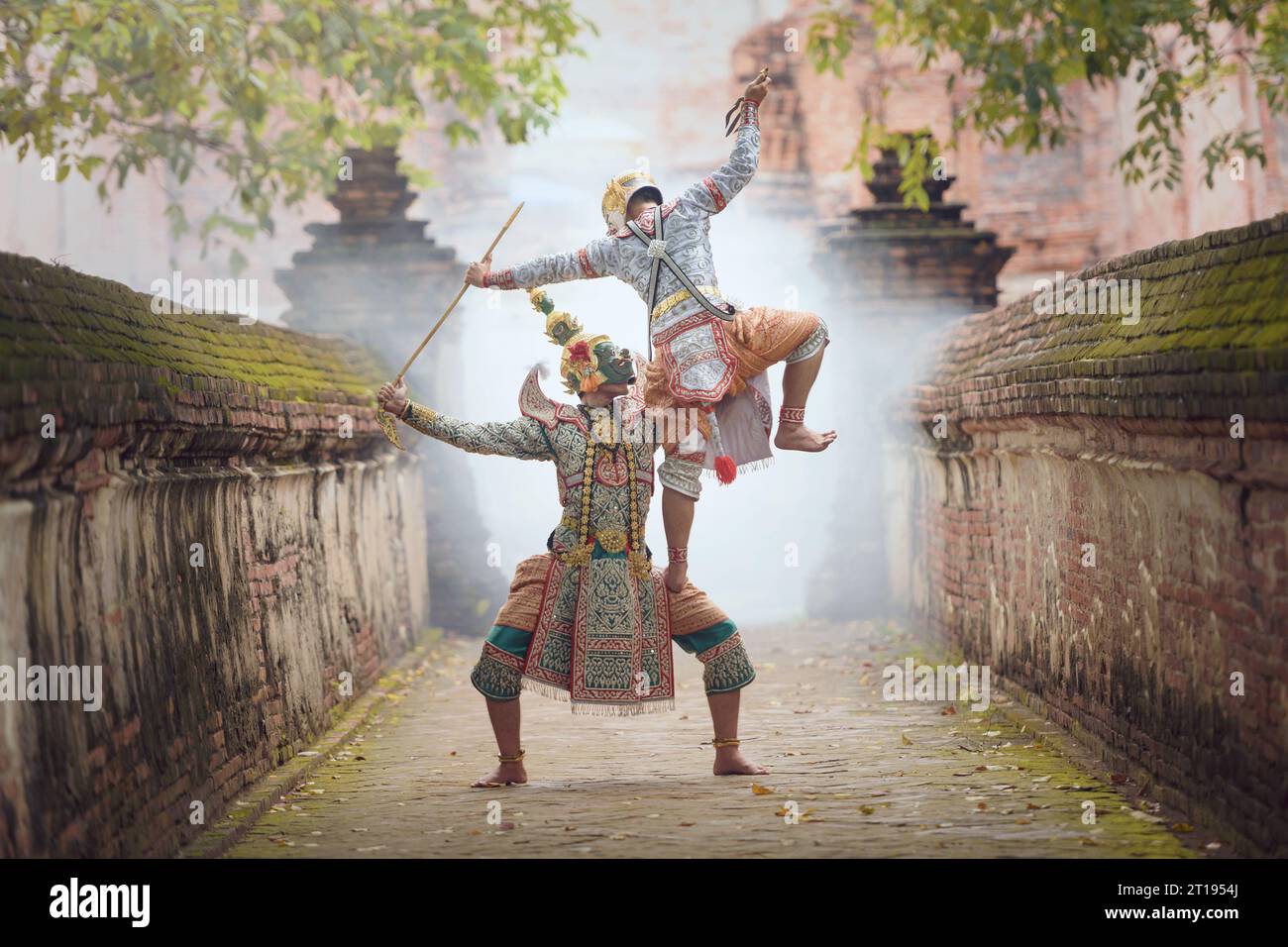 Zwei traditionelle Khon-Tänzer treten vor einem Tempel auf, Thailand Stockfoto