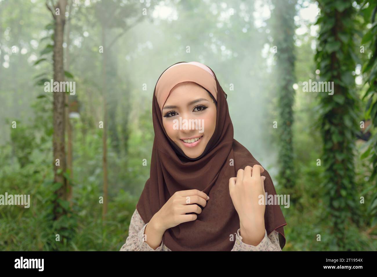 Porträt einer schönen Frau mit Kopftuch im Wald Stockfoto