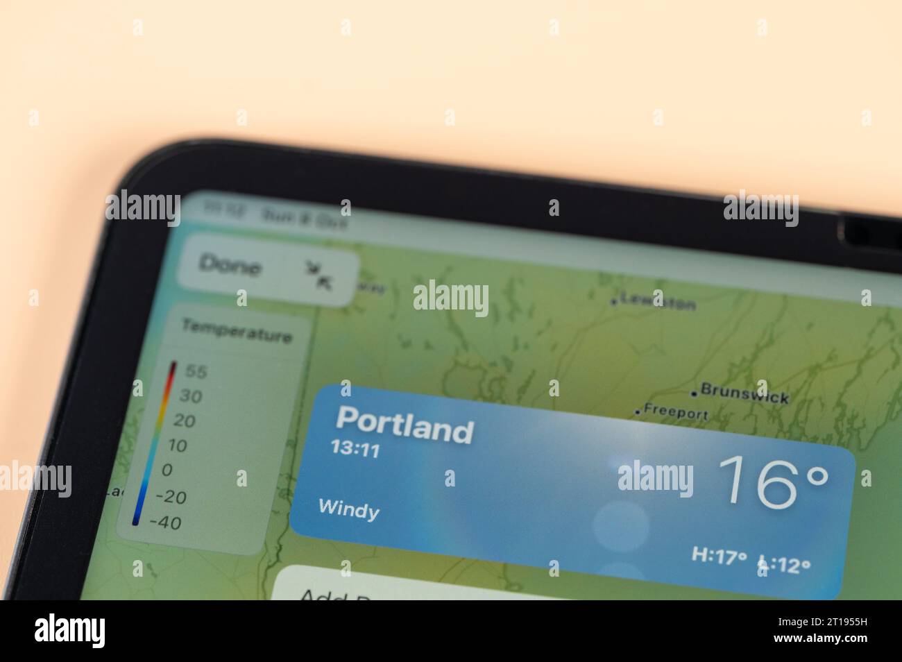 New York, USA – 8. Oktober 2023: Überprüfung der Temperatur in Portland City mit der Online-App ipad Tablet-Bildschirm Nahansicht Stockfoto