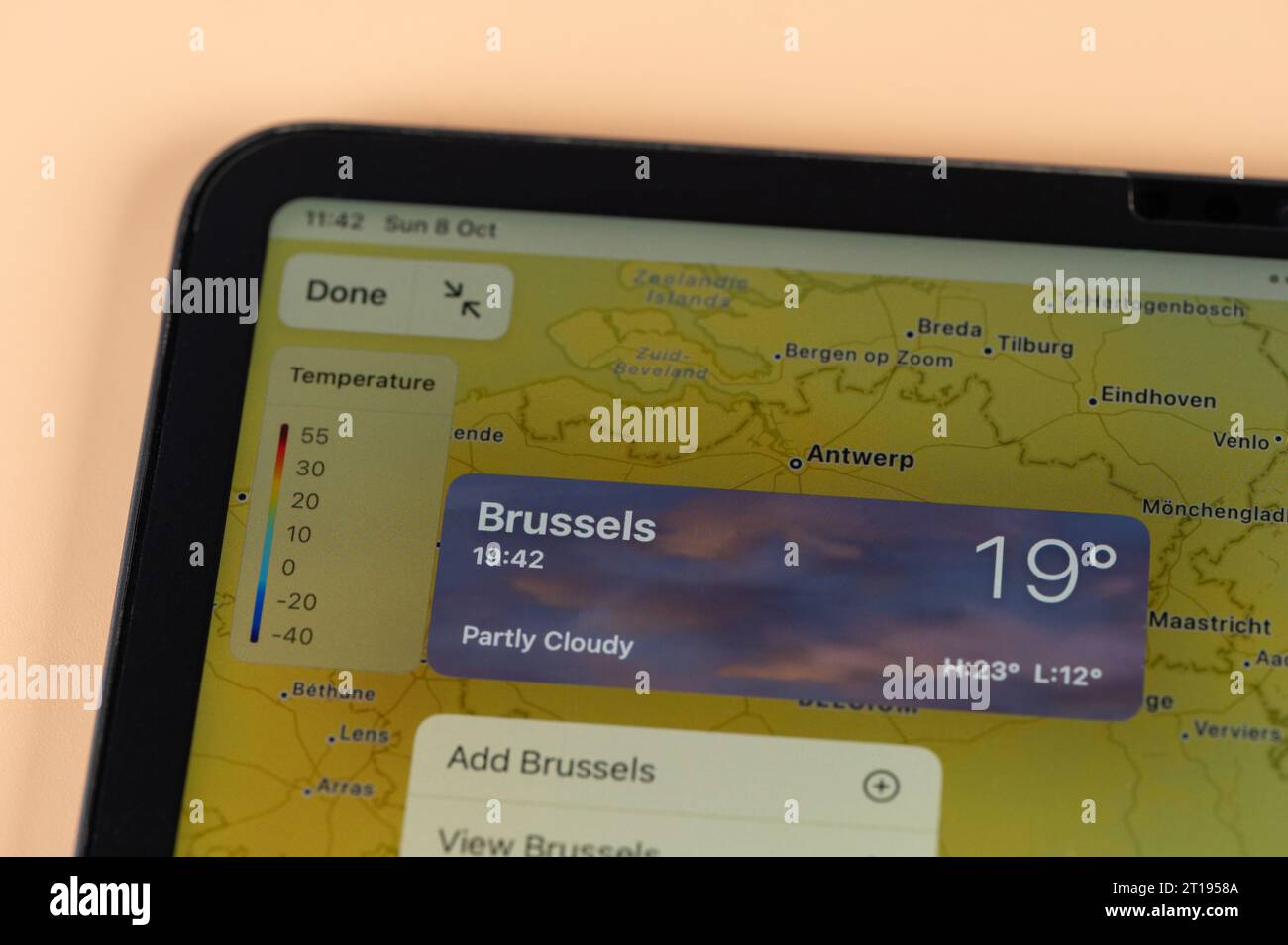 New York, USA - 8. Oktober 2023: Überprüfung der Temperatur außerhalb der Stadt Brüssel mit der Online-App ipad Tablet-Bildschirm Nahansicht Stockfoto