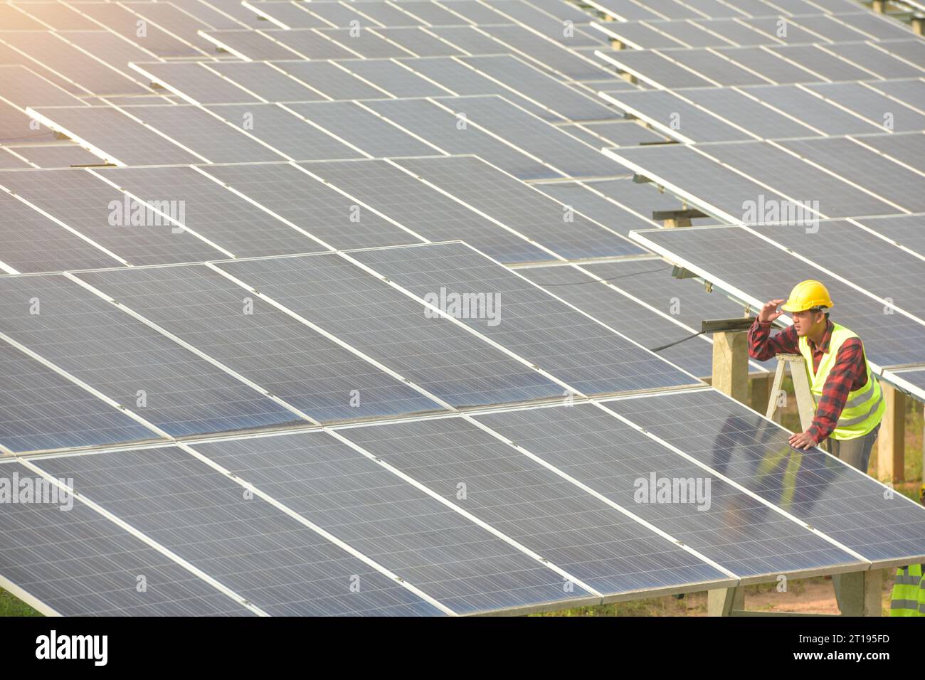 Porträt eines Ingenieurs, der an Solarmodulen in einer Solaranlage in Thailand arbeitet Stockfoto