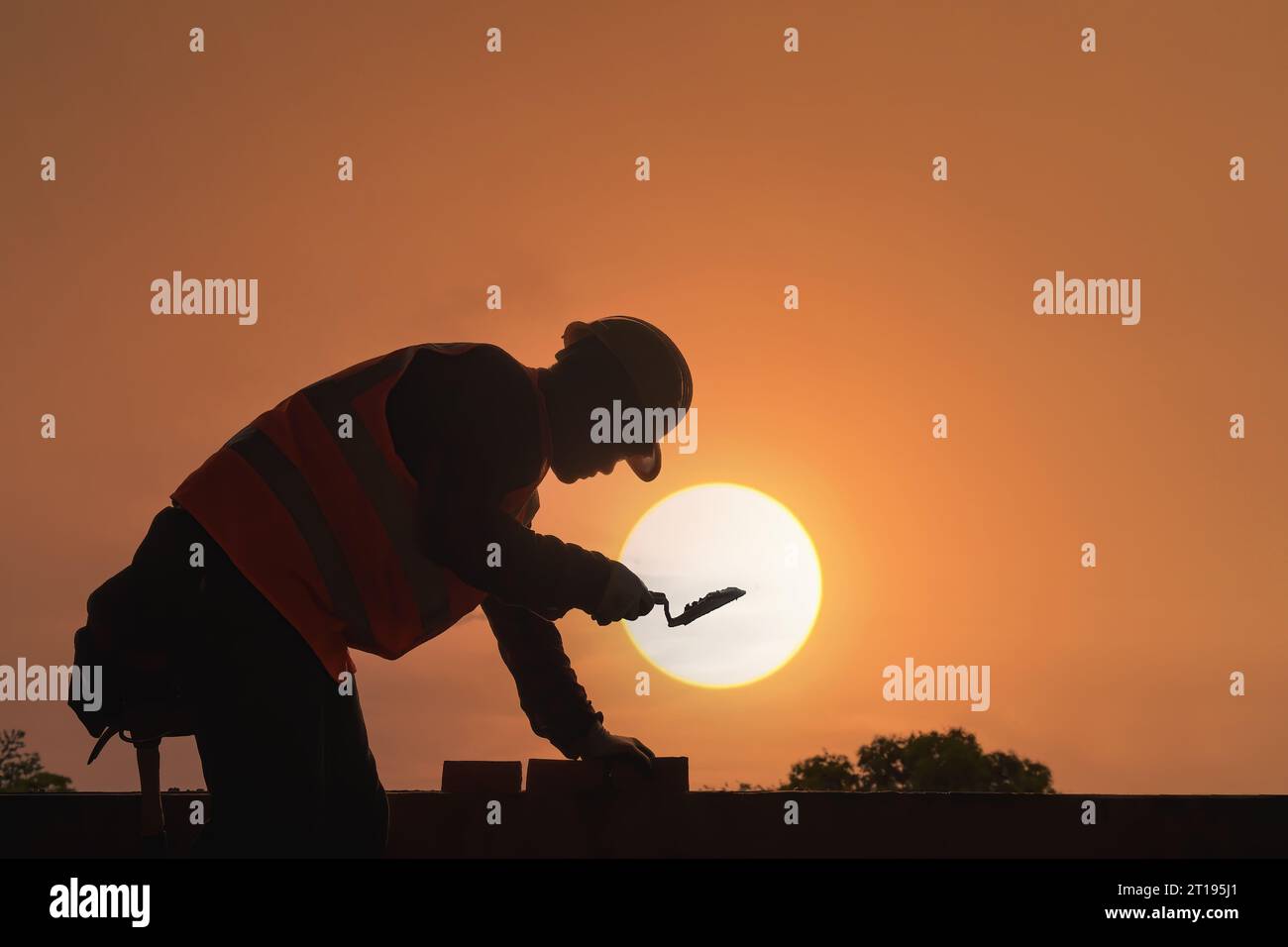 Silhouette eines Maurers, der auf einer Baustelle in Thailand arbeitet Stockfoto