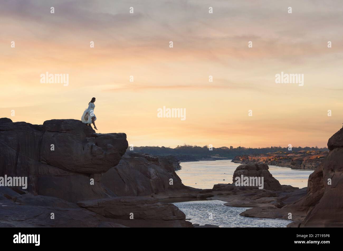 Frau, die auf dem Canyon über dem Mekong River steht, Sam Pan Bok, Ubon Ratchathani, Thailand Stockfoto