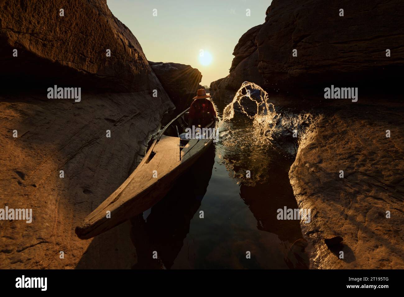 Mann segelt in einem traditionellen Boot, Mekong River, Sam Pan Bok, Ubon Ratchathani, Thailand Stockfoto
