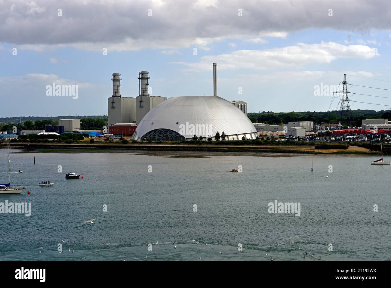 Die hochmoderne Kuppel der Marchwood Energy Recovery Facility ist von einem Schiff, das die Southampton Docks verlässt, sehr gut zu schätzen. Stockfoto