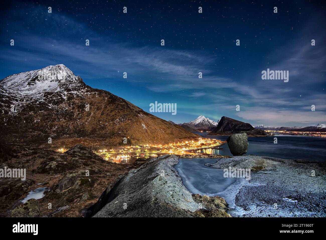 Bergdorf an der Küste, Middagssteinen, Flakstad, Lofoten, Nordland, Norwegen Stockfoto