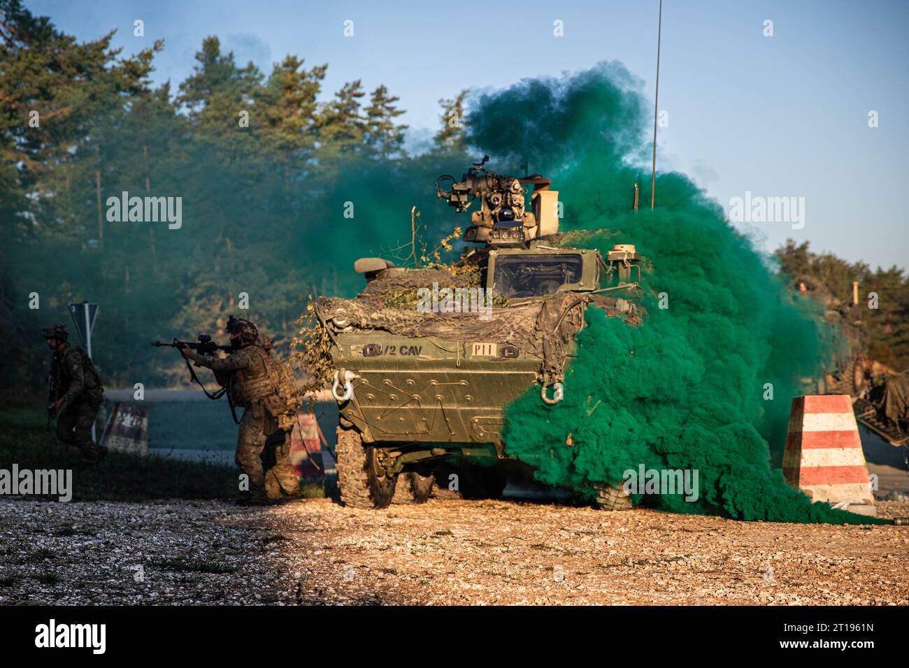 Hohenfels, Deutschland . September 2023. Soldaten der US-Armee mit dem 2. Kavallerie-Regiment rücken von einem Stryker-Panzerfahrzeug während der Saber Junction 23 im Joint Multinational Readiness Center am 16. September 2023 in der Nähe von Hohenfels vor. Quelle: Sgt. Kenneth Rodriguez/U.S. Army/Alamy Live News Stockfoto