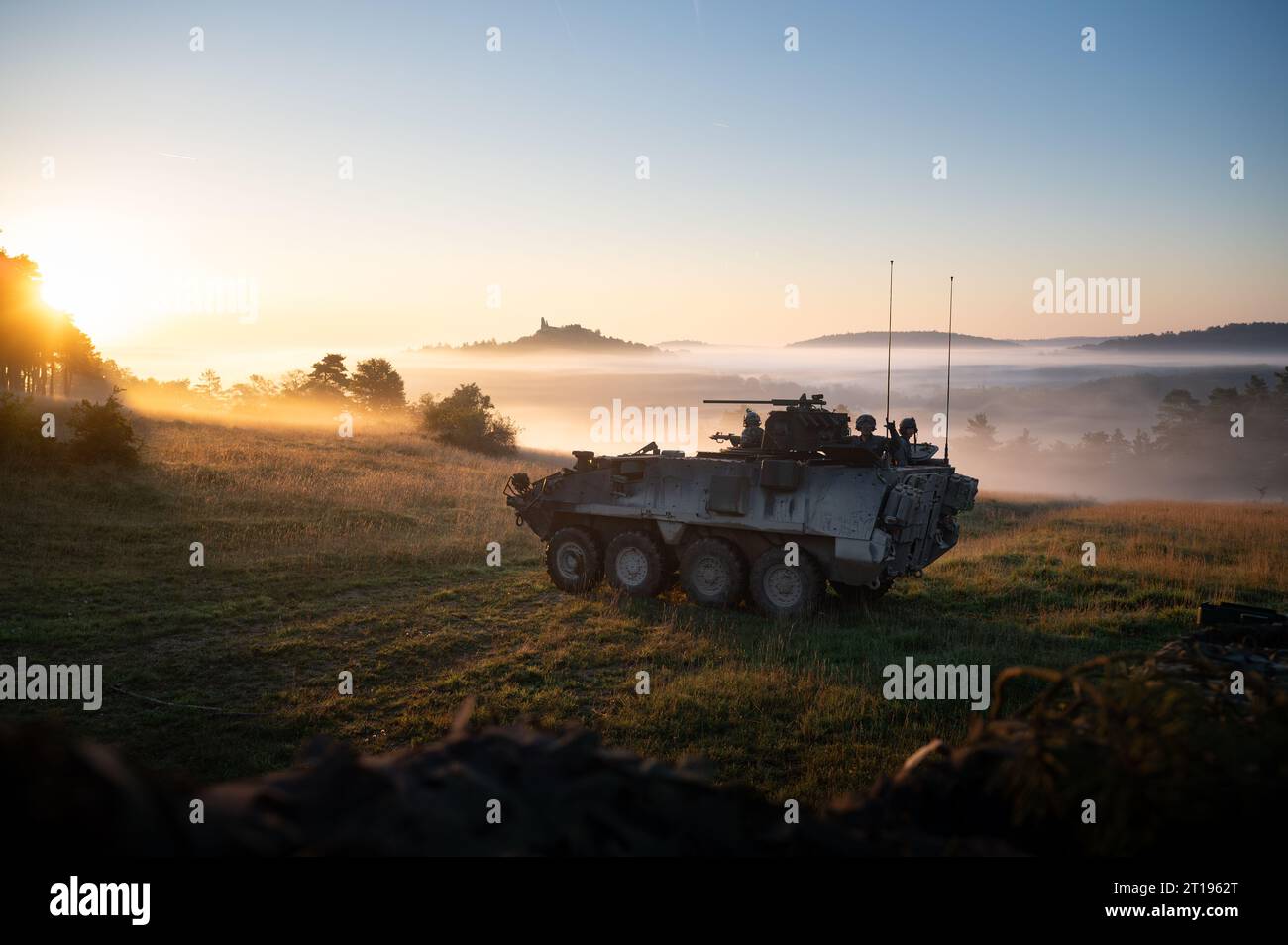 Hohenfels, Deutschland . 12. September 2023. Soldaten der US-Armee mit dem 2. Kavallerie-Regiment-Vormarsch stehen in einem Stryker-Panzerfahrzeug während der Saber Junction 23 im Joint Multinational Readiness Center am 12. September 2023 in der Nähe von Hohenfels zur Wache. Quelle: SPC. Donovon Lynch/U.S. Army/Alamy Live News Stockfoto