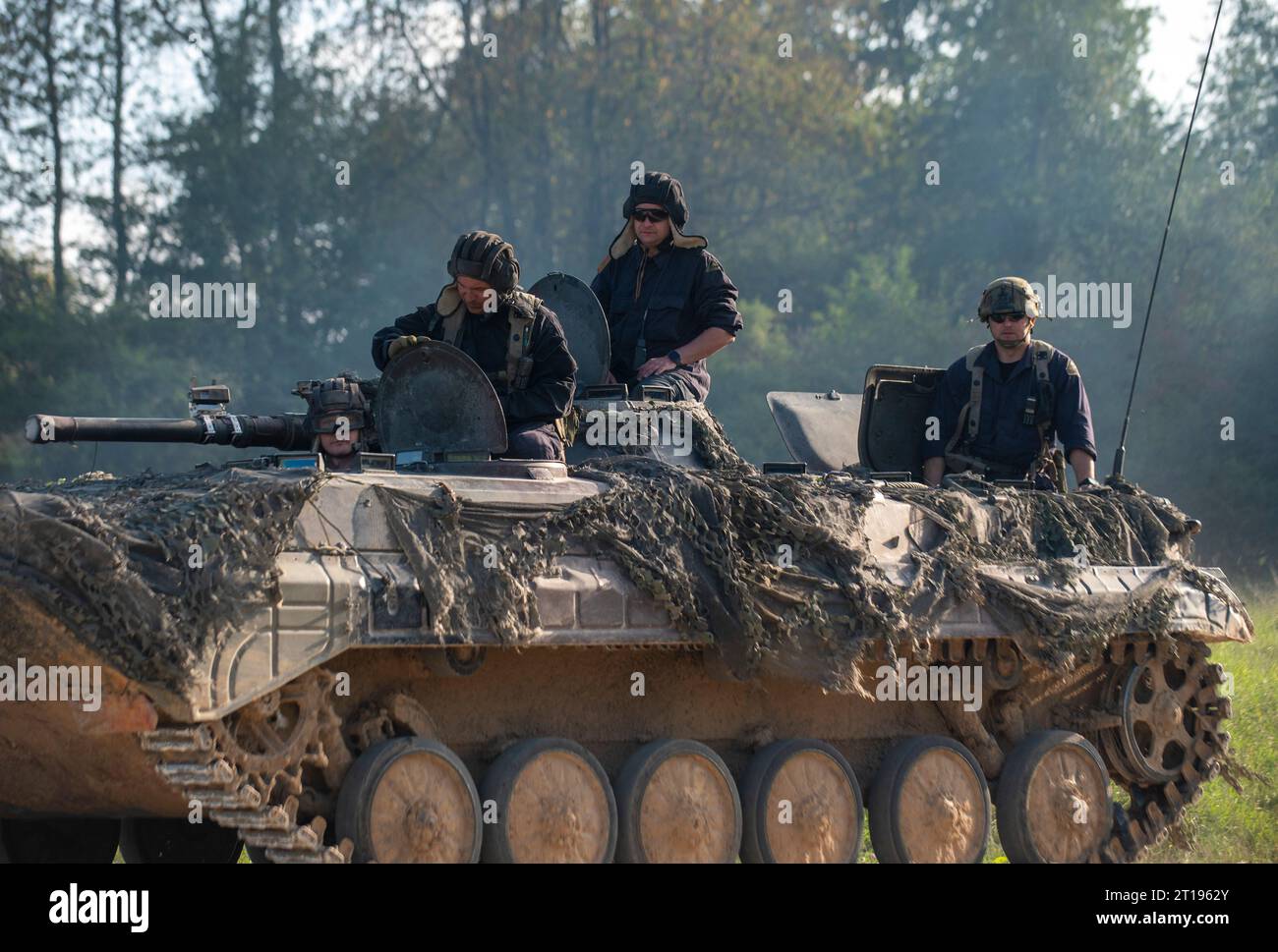 Hohenfels, Deutschland . 14. September 2023. Polnische Armeesoldaten fahren auf einem gepanzerten Personenwagen während der Saber-Junction 23 im Joint Multinational Readiness Center am 14. September 2023 in der Nähe von Hohenfels. Quelle: SFC Michel Sauret/U.S. Army/Alamy Live News Stockfoto