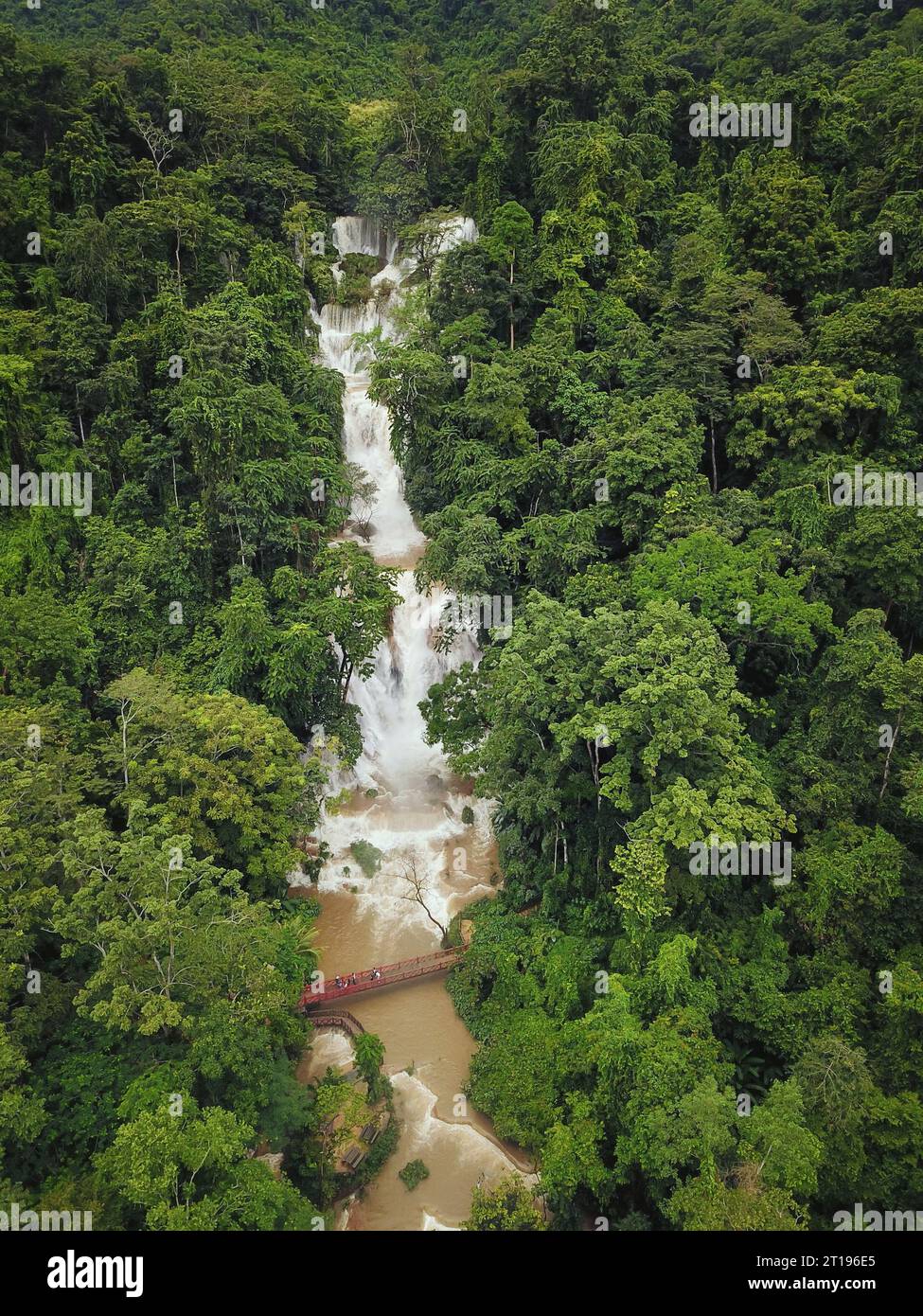Luftaufnahme der Kuang Si Falls (Tat Kuang Si) in der Nähe von Luang Prabang, Laos Stockfoto