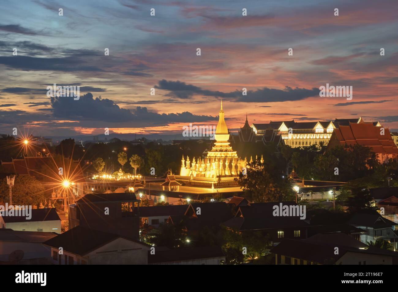 Stadtbild mit Luang (große goldene Stupa), Vientiane, Laos Stockfoto